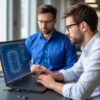 Инженер сравнивает образцы материалов для 3D-печати: тестовые образцы PLA, ABS, ASA, PETG, нейлона и композитов с документацией по механическим свойствам