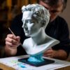Художник вручную расписывает и дорабатывает 3D-печатную скульптуру или реквизит, превращая технологичную цифровую заготовку в уникальный авторский арт-объект с помощью традиционных техник