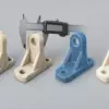 Этапы реверс-инжиниринга кронштейна: образец, измерение, CAD-модель и новая деталь