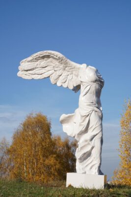 Скульптура Ники Самофракийской на постаменте