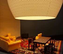 Миниатюрная гостиная под 3D-печатным светильником